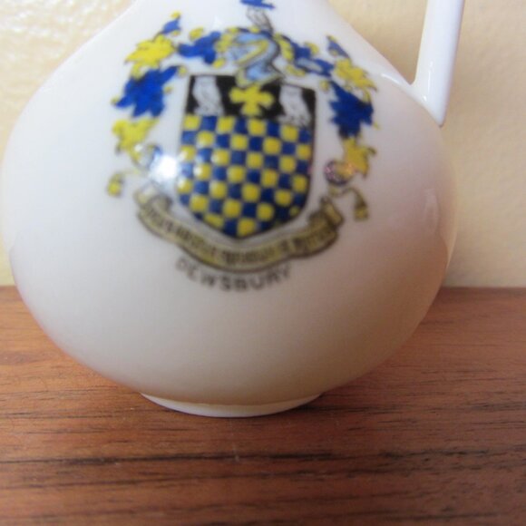 W.H. Goss crested heraldry china vintage Dewsbury (GC040 Grace) - Picture 8 of 12